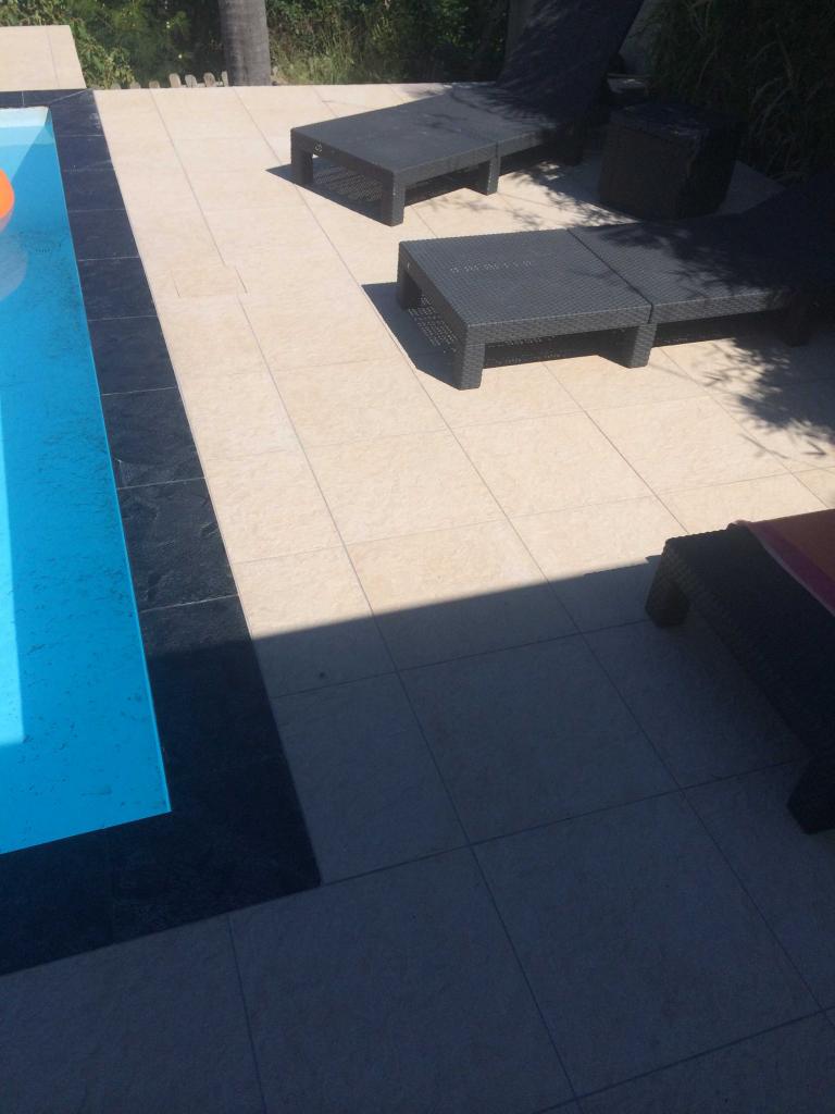 Habillage d'une plage de piscine en carrelages anti-dérapants.